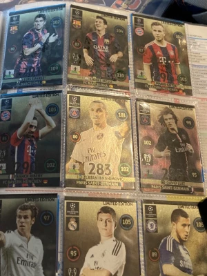 Samling fotbollskort Limited Edition - Säljer en samling exklusiva fotbollskort Limited Edition med spelare som Messi, Suárez, Ibrahimovic och fler. Korten har glansig yta, färgstarka tryck och är förvarade i plastfickor. Perfekt för dig som gillar fotboll och samlarobjekt. Kan gå med att sälja i styck hör av er om ni är intresserade i en viss spelare!