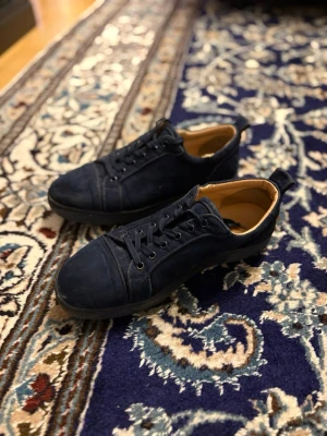 Loubs - Feta mörkblåa loubs i gott skick. Dom är storlek 43. Säljer pga att dom inte kommer till användning. En liten skada på bak på skon men det är inget man tänker på. Bara höra av er vid frågor🙌