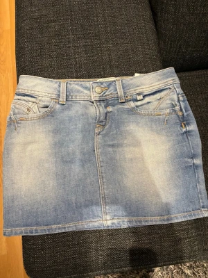 Blå jeanskjol från LTB - Lågmidjad kjol från Ltb, säljer pga för liten💕