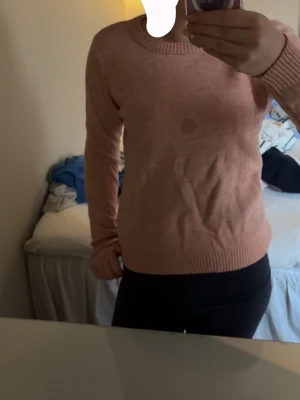 Ljusrosa stickad tröja - Mysig ljusrosa stickad tröja med rund halsringning från vila💕tröjan har en liten fläck på bröstet som inte går bort vilket gör att jag säljer den billigt!