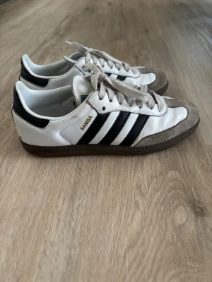 Adidas Samba  - Skick: 8/10 | Storlek: 40 | Pris: 599 | Inga defekter endast lite smutsiga | Box ingår | Postar samma dag 🚚📦| Hör av er vid frågor 🙌