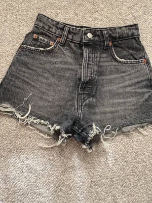 Jeans shorts - Ett par gråa jeans shorts från Zara i fint skick. Storlek 32 med fransar i kanten🤍