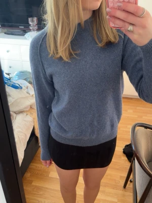 Blå stickad  - Super söt blå stickad tröja från dressman, storlek L men troligtvis krympt i tvätten så passar xs-m nu ❣️ jättefint om man vill vika upp ärmarna ☺️
