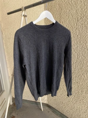 Mörkgrå tröja 100% kashmir storlek M  - Mörkgrå tröja 100% kashmir storlek M. 