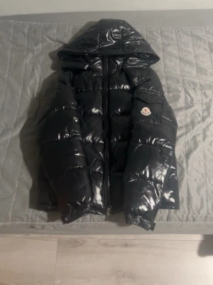 Svart Moncler Maya jacka. - Säljer en Moncler maya i stl S. Funkar för både killar och tjejer med en unisex look. Använt ett par gånger men inga tecken på användning.