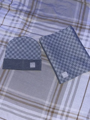Louis vuitton mössa & halsduk - Tunn mössa med halsduk perfekt inför våren hör av dig vid frågor! Pris ej hugget i sten
