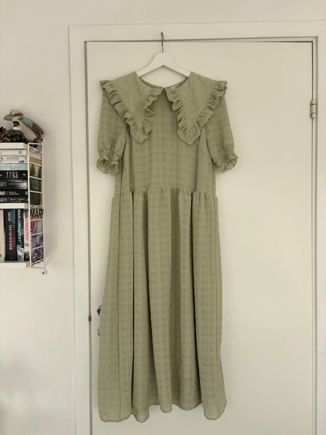 Grön långklänning med volangkrage