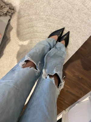 Ljusblå ripped jeans med raka ben - Light blue straight jeans. From stradivarius. Size 34. They have a few stain (two last pictures) , buy does not appear in use