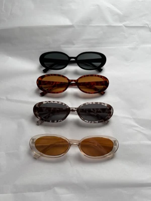 4-pack ovala solglasögon mixade färger - Alla 4 st medföljer. Helt nya har aldrig använts