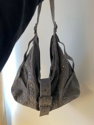 Vintage handväska  - Så fin handväska med vintage stuk. Aldrig använd. Pris kan diskuteras.