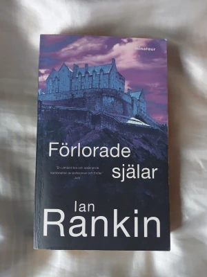 Förlorade själar av Ian Rankin - En spännande kriminalroman på svenska, 'Förlorade själar' av Ian Rankin. Boken är i pocketformat och har tydlig vit text på framsidan och ryggen. Den är köpt från ett bibliotek, så secondhand teknist sett.