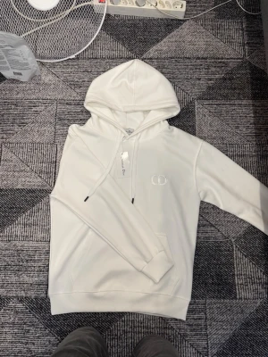 Vit hoodie från CD - Vit hoodie från CD, mer info? Kontakta mig och priset kan såklart diskuteras. 