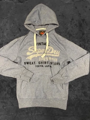 Superdry hoodie - Snygg ljusblå hoodie från superdry😍 Ser grå ut på bilderna är ljusblå (kan skicka yttligare bilder vid funderingar) 😊 storlek XS📏 Hör av er vid frågor eller funderingar😊