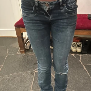 LTB - LTB jeans i modellen valerie, små slitningar men inga märkvärdiga skador. W24 L32 stretch material.