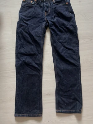 Mörkblå baggy jeans - Säljer ett par mörkblå jeans med baggy passform och klassisk femficksdesign. Jeansen är från lager 157 och köptes för 400kr. Aldrig använda, hör av er vid frågor. Storlek xs/short