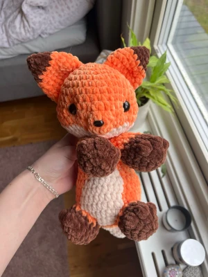 Virkad orange räv🧡 - Virkad orange räv med beige och mörkbruna detaljer.🧡 !Dessa innehåller säkerhetsögon som inte rekommenderas för barn under 3 år! 