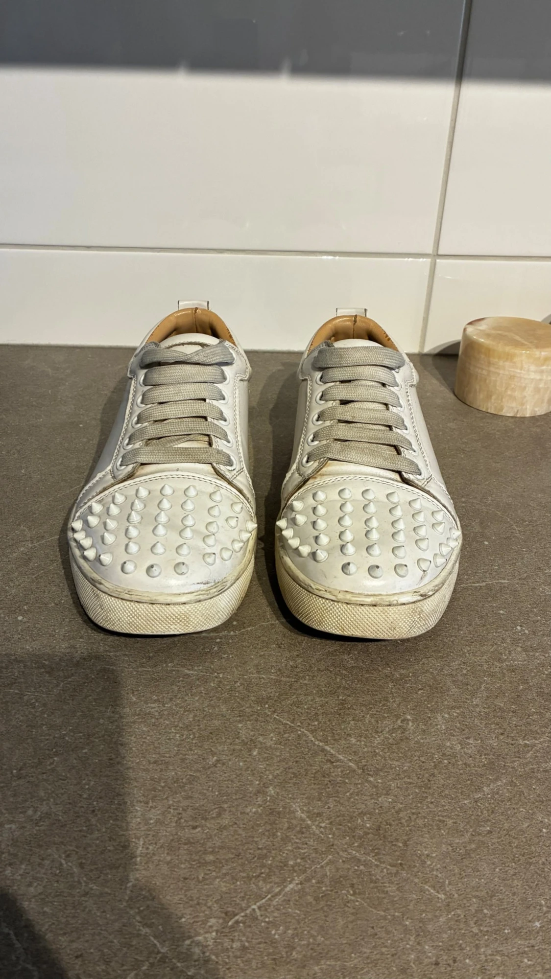 Vita sneakers med nitar framtill
