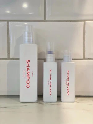 The Every hårvård trio - Säljer ett set med tre hårvårdsprodukter från The Every: Shampoo, Silver Infusion och Repair Infusion. Alla flaskor är vita med röd text och har en modern, minimalistisk design. Perfekt för dig som vill ge håret extra vård och glans. Nytt pris 985 mitt tips 469