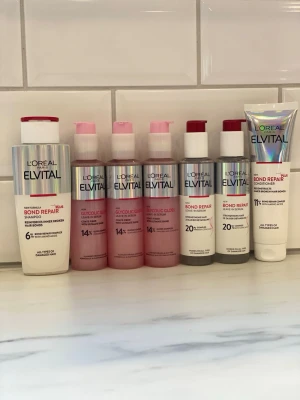 L'Oréal Elvital hårvårdsprodukter - Fri frakt kan ordnas! Säljer ett set med L’Oréal Elvital hårvårdsprodukter, inklusive Bond Repair schampo, balsam, leave-in och Glycolic Gloss. Produkterna kommer i vita och rosa plastflaskor med pump och tub, med moderna etiketter i silver och rosa. Perfekt för dig som vill boosta hårets glans och styrka.  Innehåll: 	•	1 Bond Repair Shampoo ≈ 100 kr 	•	1 Bond Repair Conditioner ≈ 110 kr 	•	2 Bond Repair Leave-in Serum ≈ 260 kr 	•	3 Glycolic Gloss Leave-in Serum ≈ 390 kr  ✅ Totalt nypris ungefär