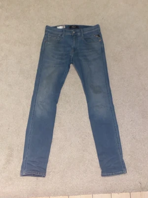 Replay jeans - Säljer dessa replay anbass superflex jeans med små slitningar. Knappt använda. Skriv vid funderingar!