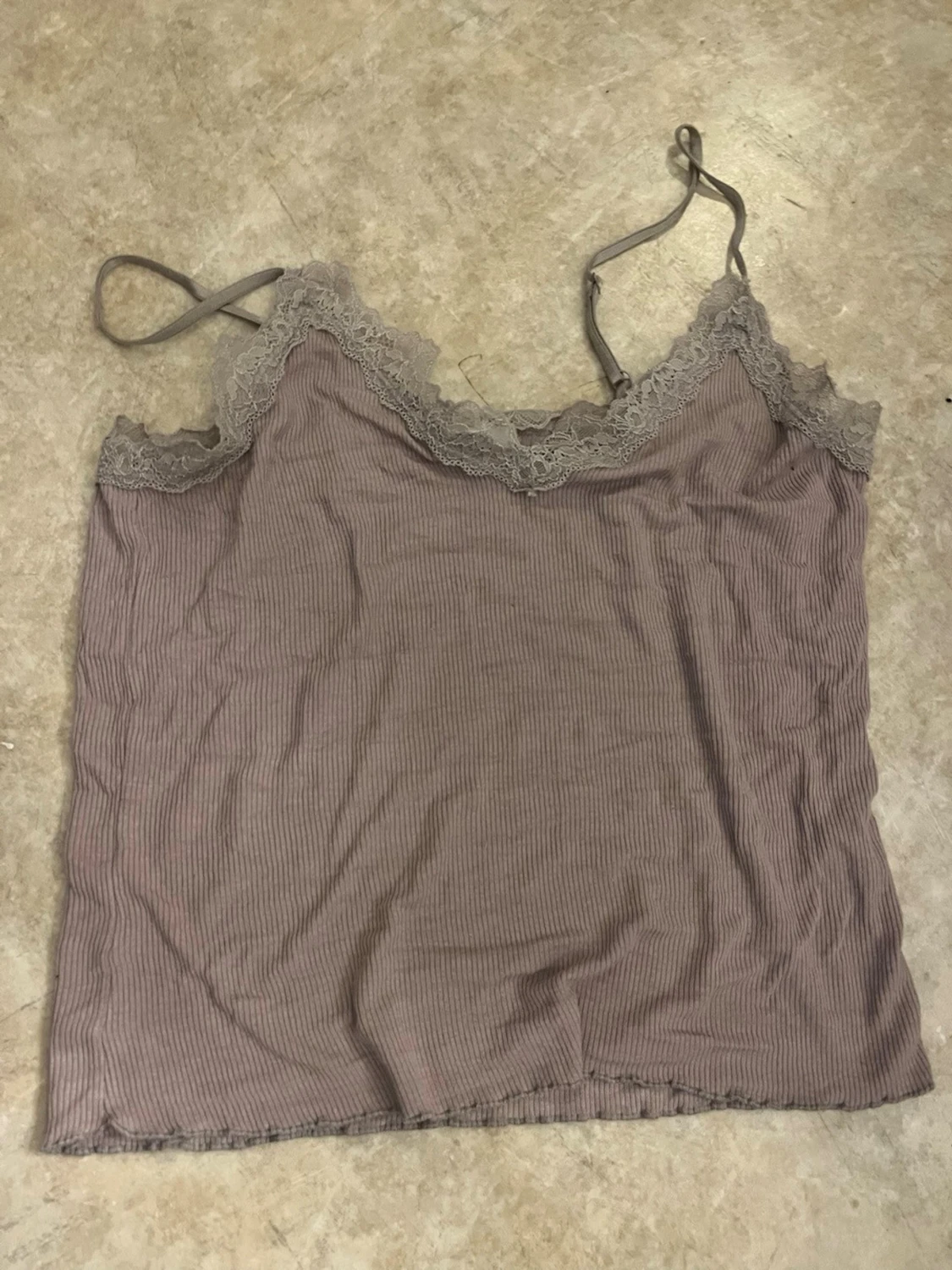 Ljuslila ribbad linnetopp med spets