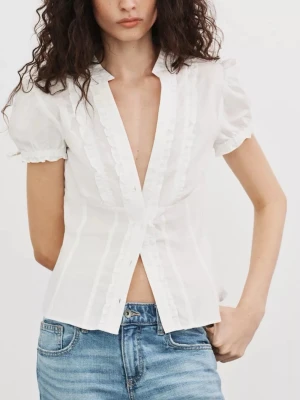 Poplinskjorta med volanger - Aldrig använd!! Helt i nyskick!! Jätte fin topp som är helt perfekt inför våren och sommaren!💕Nypris 329kr