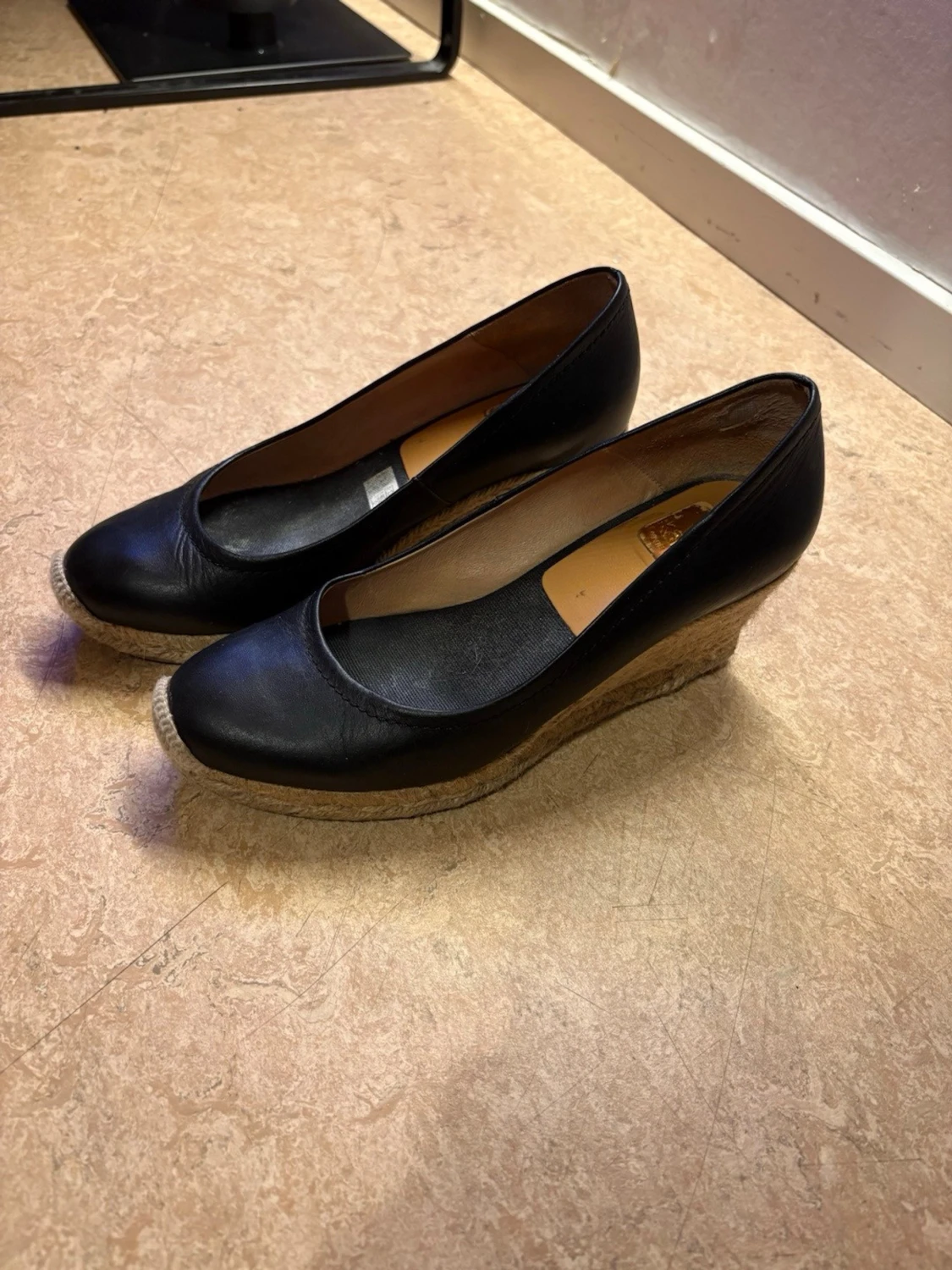 Svarta wedgespumps med flätad kilklack - 2