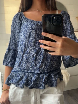 Blå topp - En superfin blå topp med mönster🍋🌊🤍