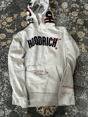 Hoodrich - Hoodrich hoodie till salu, skick 8,7/10 snygg och varm, Storlek M men passar för dig som har S men vill ha lite oversized hoodie, Pris kan sänkas, vid frågor är det bara och skriva.