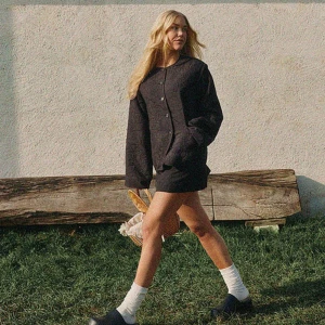 Svart quiltad jacka - Den har större passform och långa ärmar. XS men stor känns som S. Perfekt för höst och vår med sitt stilrena mönster och bekväma design. Den är perfekt till våren !! kostar 900 kr ursprungligen💕