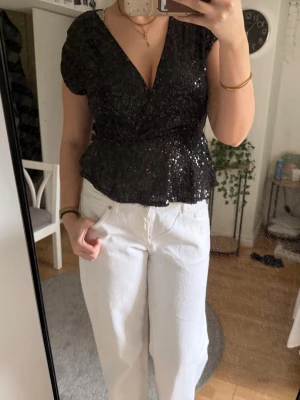 Asymmetrisk sequintopp - Säljer nu min asymmetriska glittertopp. Sååå fin till nyår/liknande festtillfällen! Använd 2 gånger. Dessvärre är lappen bortklippt, så vet inte vart den kommer från, samt storlek. Hör av dig vid frågor🥰