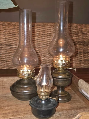 Tre antika oljelampor i glas och metall - Säljer tre klassiska ljusstakar i olika storlekar. Perfekta som dekoration eller mysbelysning i hemmet. Dom två större ljusstakarna använder man värmeljus i & den lilla används det lampolja i. 