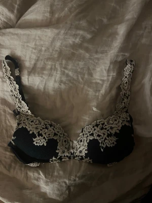 Intimissimi bh - Jättefin Intimissimi bh i stl 75B. Säljer då den inte kommer till använding. Skriv om ni har några frågor♥️