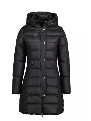 Rockandblue - Snygg svart lång dunjacka från Rockandblue med avtagbar huva, dragkedjor och tryckknappar framtill. Jackan har quiltade partier på sidor och ärmar, samt flera fickor med dragkedja. Perfekt för kalla vinterdagar och riktigt stilren look.