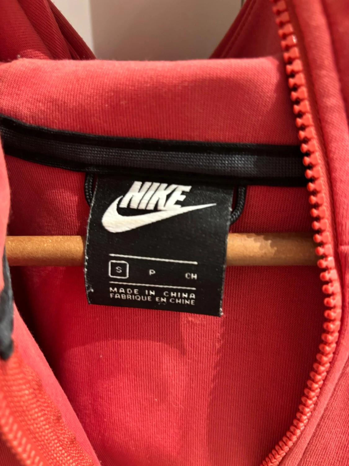 Röd zip hoodie från Nike - 1