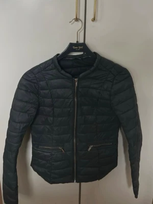 Svart Jacka  - Svart jacka med dragkedjor från Gina Tricot 