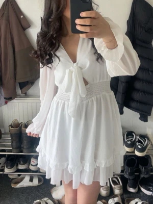 Vit klänning - Vit klänning med knyte fram och volang, endast använd en gång