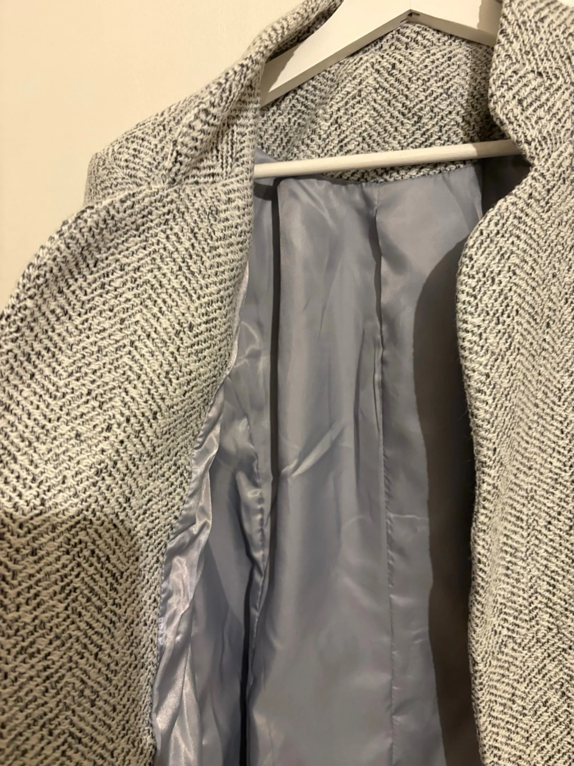 Gråmelerad kappa med mönster - 1