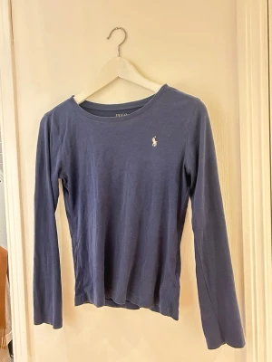 Stickad topp Ralph Lauren - Sitter som XS. Mörkblå långärmad topp från Polo Ralph Lauren. Tillverkad i mjuk bomull för en bekväm känsla.