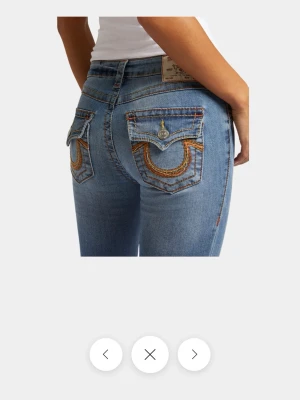 True Religion jeans - Snygga blå bootcut jeans från True Religion med broderade fickor. I modellen Becca, dom är helt nya och köpta för typ 2 månader sedan. Ingen pris lapp men använda 1-2 gånger bara. Köpt för 1599kr😊
