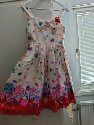 Angelic Pretty Candy Treat JSK Lolita j fashion egl - Angelic Pretty Candy Treat JSK  Köpte i Japan i 2017 Jag har använt den en gång  Inga headbow.   Byst: ungefär 90cm Midjan: ungefär 72cm  Längd: 93cm Väldigt stretchig, passar mig som är storlek 44