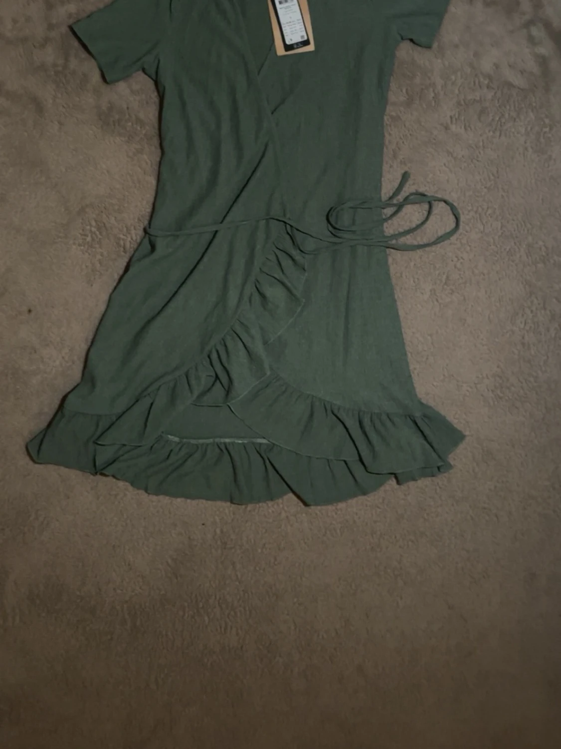 Grön omlottklänning med volang