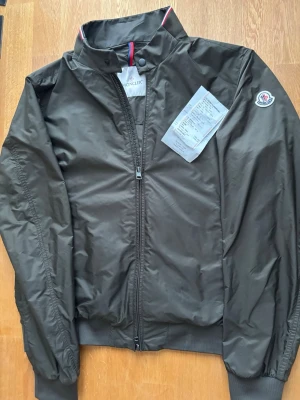 Moncler Reppe Jacka - Moncler Reppe Jacka – Grön – Storlek 4  Säljer en snygg Moncler Reppe jacka i grön färg, storlek 4. Jackan är i mycket fint skick och använd endast ett fåtal gånger. Varm och bekväm, perfekt fint väder. Kvitto finns givetvis. Nypris: 9299kr  Detaljer: - Märke: Moncler - Färg: Grön   - Storlek: 4 (M/L) - Skick: Väldigt bra skick/Nyskick - Stilren och varm jacka  Pris: 6000kr  Finns att hämta i Lund eller kan skickas mot fraktkostnad.  Skicka meddelande vid intresse eller om du vill se fler bilder