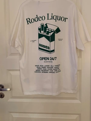 Bolagets rodeo tröja  - Säljer en rodeo tröja från bolagets konsert 2024, inte använd då den var för stor och har en dubblering 
