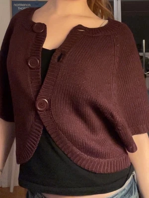Trekvartsärmad vinröd kofta med stora knappar - Supersöt vinröd kofta med trekvartsärmar och stora knappar ❤️nästan aldrig använd och passar storlek S och XS!