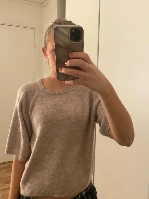 Beige kortärmad stickad tröja - Mysig beige stickad tröja med korta ärmar. Använt fåtal gånger! 