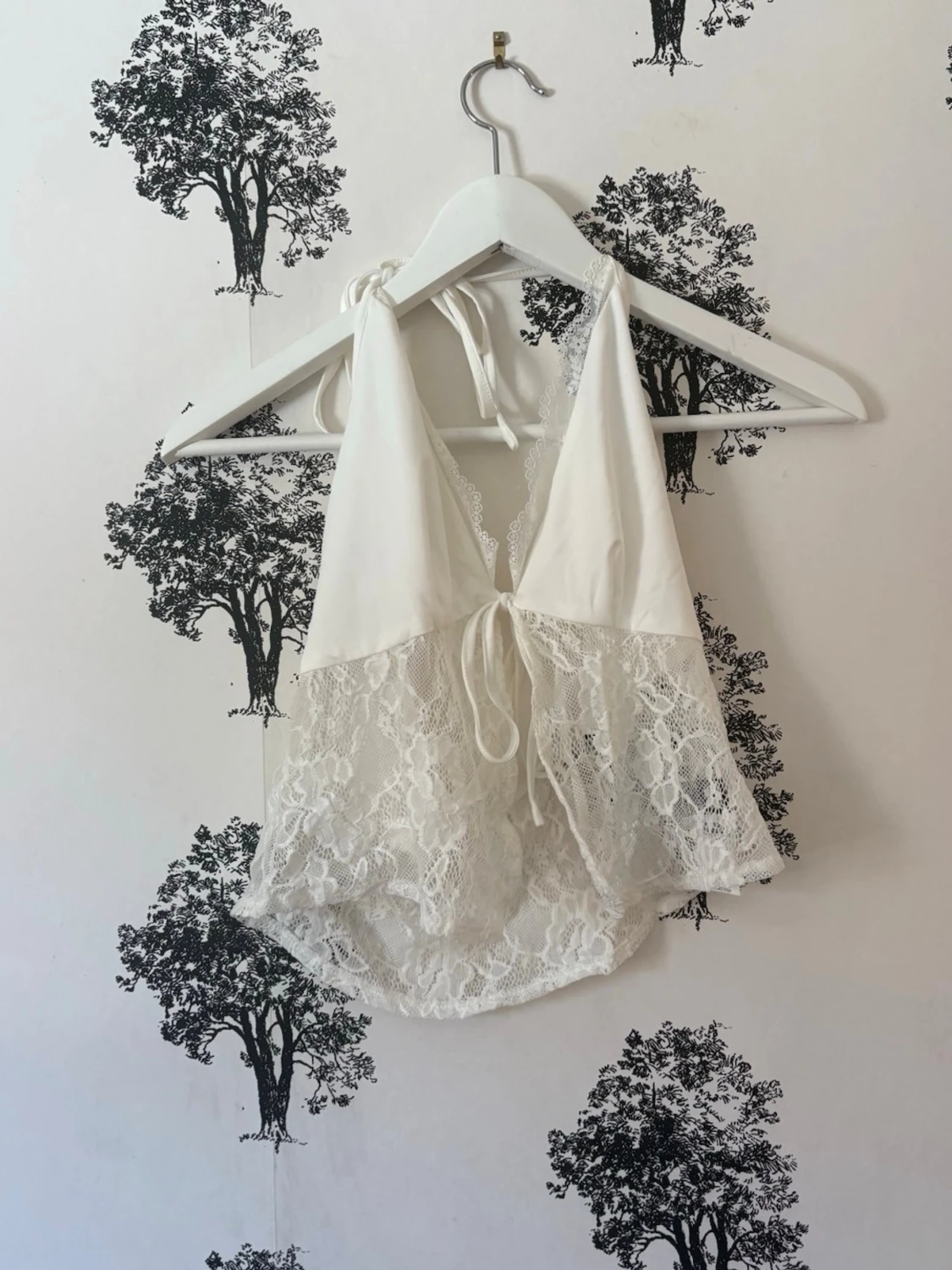 Vit spetsig linnetopp med knyt