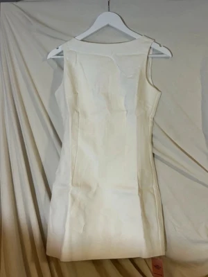 Vit studentklänning - Stilren vit kortklänning från Pretty Little Thing. Klänningen är aldrig använd och har prislappar kvar. Storlek 26 (svensk 34). 
