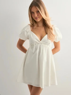 Vit kort puffärmad klänning - Söt vit kortklänning med puffärmar och  v-ringning. Passar perfekt till skolavslutning eller student 💕 endast använd en gång 💗