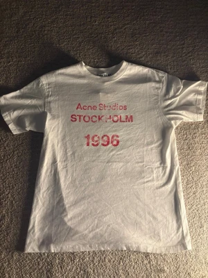 Acne 1996 tshirt - Tjena, säljer nu en riktigt snygg acne tshirt som jag köpte för ett tag sen men den passa mig tyvärr inte. Original påse och tagg följer med men taggen är tyvärr av från tröjan🤩 om du har nån fråga så är de bara att höra av sig!🤩